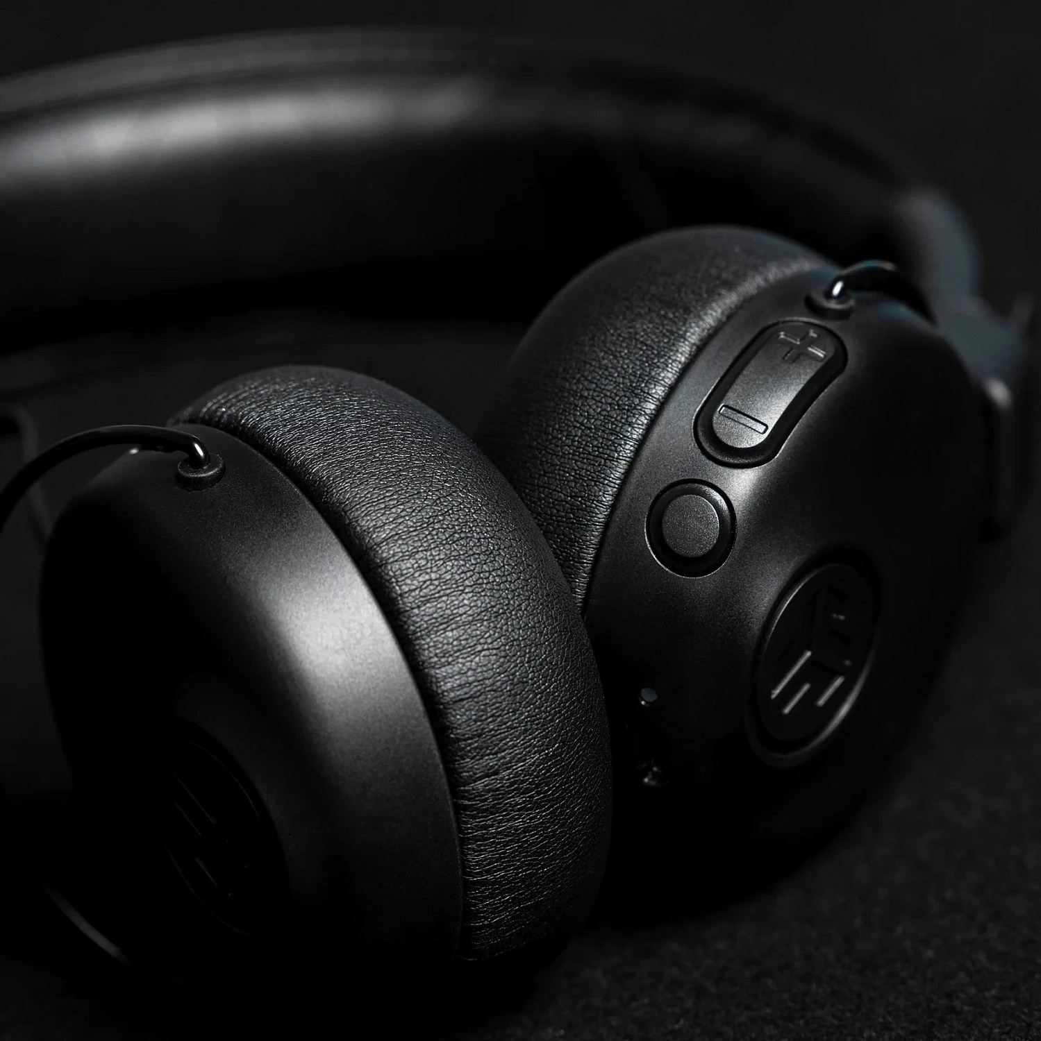 Bluetooth-гарнітура JLab Studio ANC Wireless Black (IEUHBASTUDIOANCRBLK4) | ARAGO